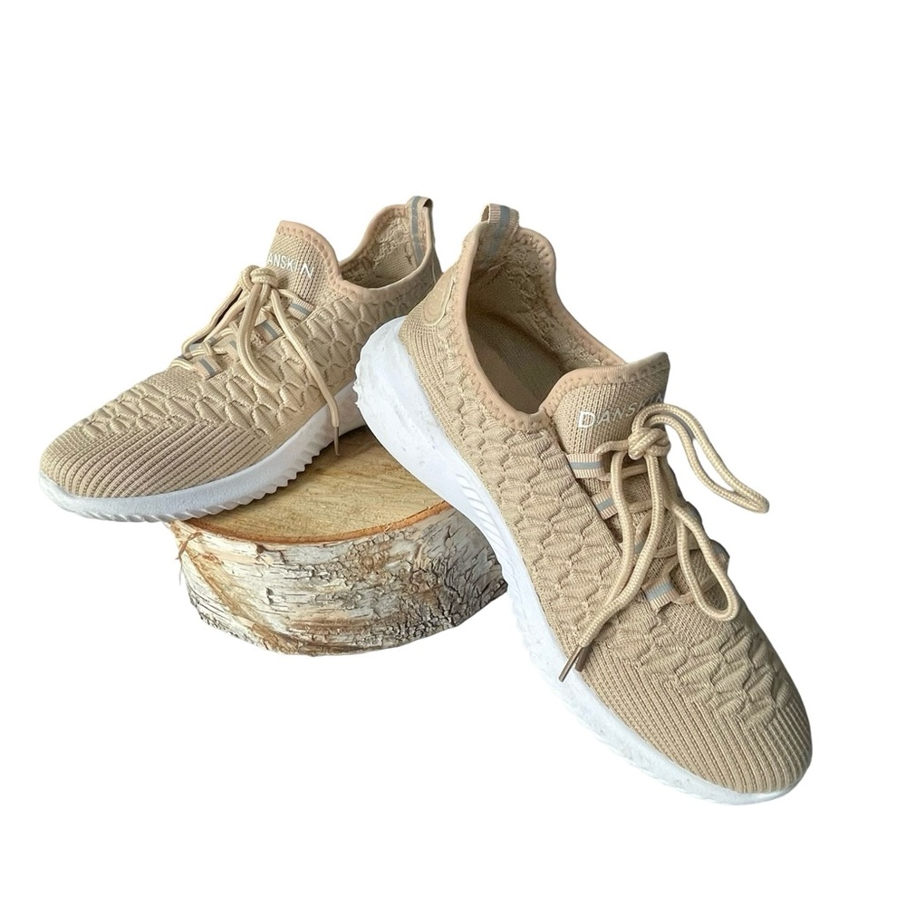 Danskin Stunt Natural Lace Up Round Toe Sneakers Sz9